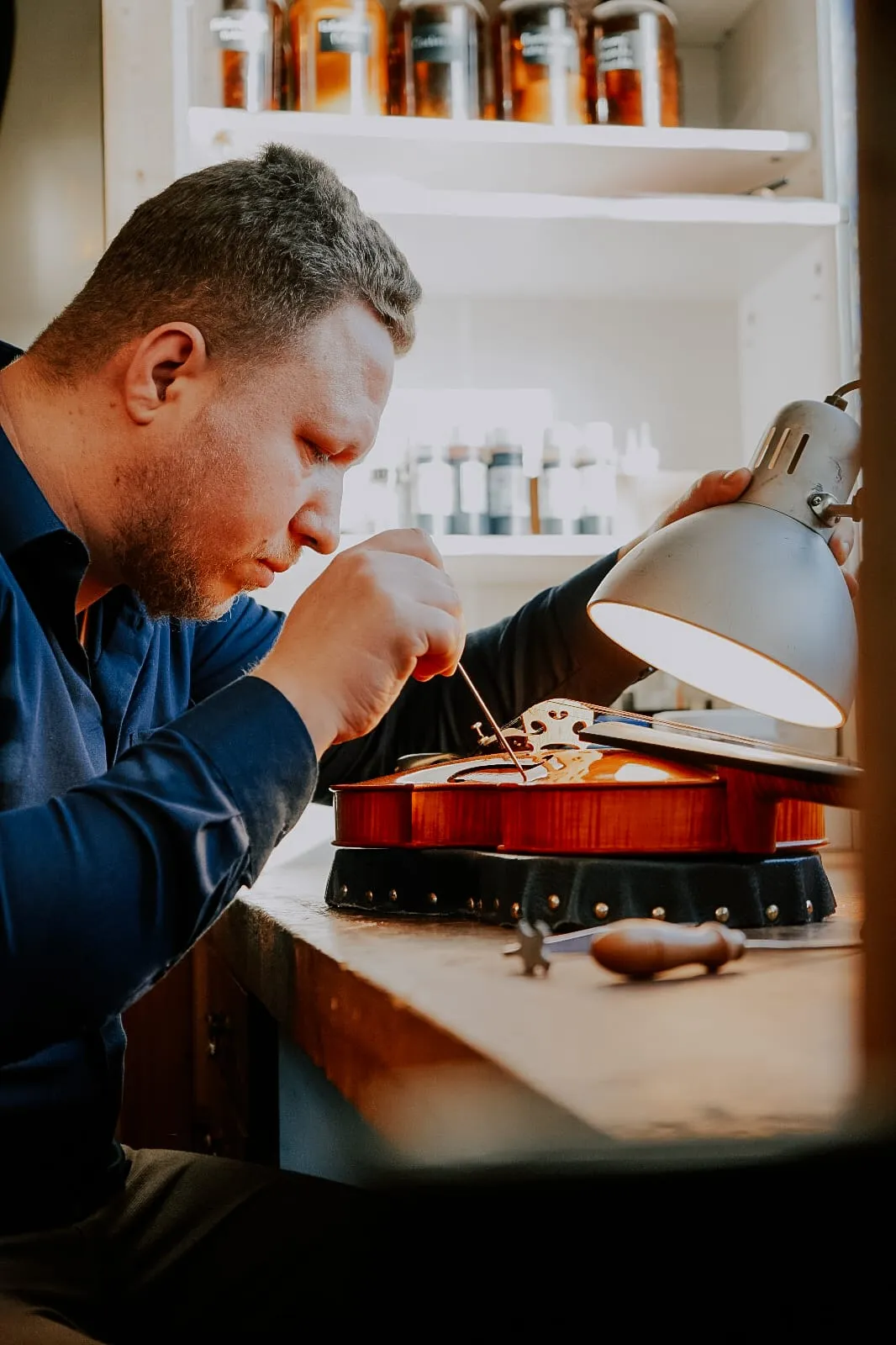 Daniel Lipkanov in der Werkstatt in Fellbach